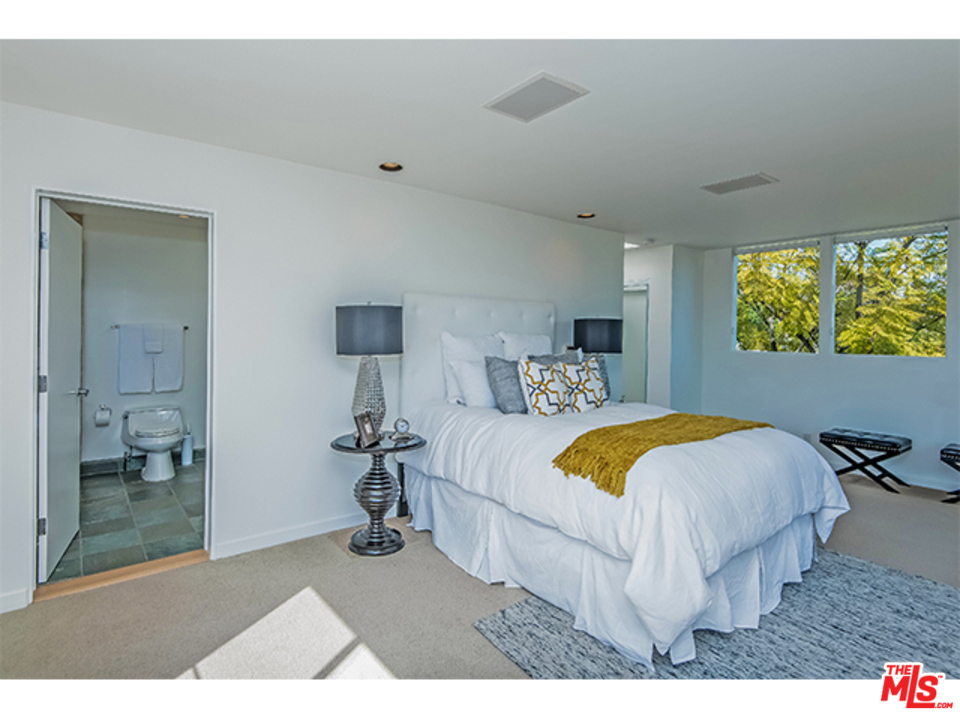 1437 North Tigertail Road Los Angeles, CA 90049 - Photo 22 of 31 a bed room with a bed and a lamp