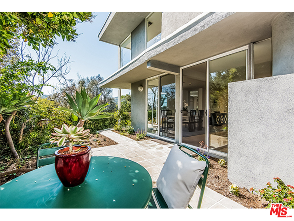 1437 North Tigertail Road Los Angeles, CA 90049 - Photo 26 of 31 a view of a patio with table and chairs and potted plants