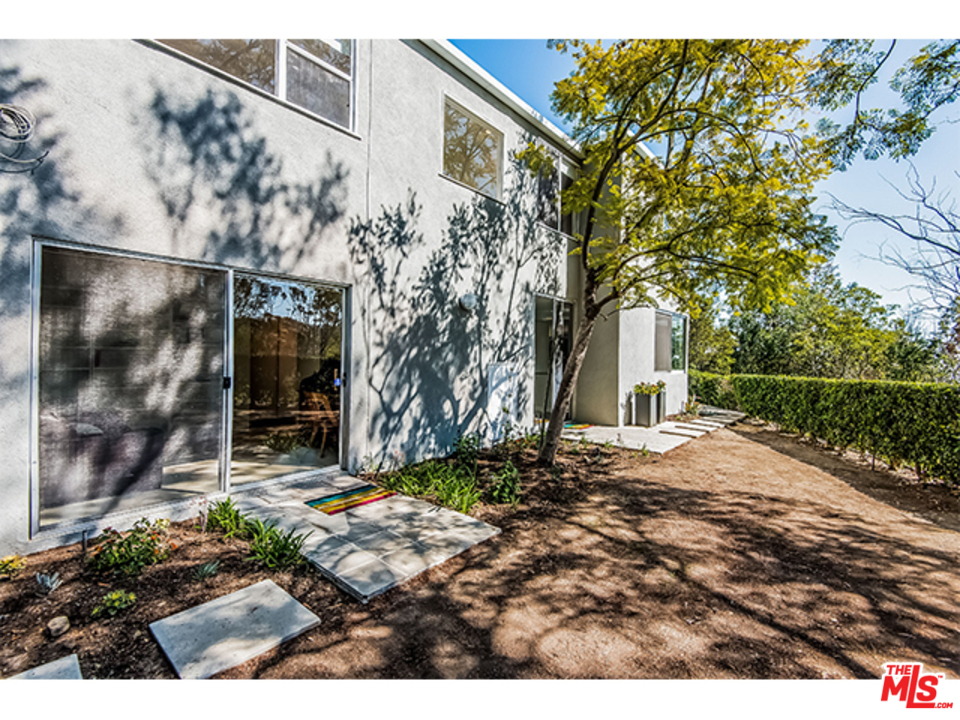 1437 North Tigertail Road Los Angeles, CA 90049 - Photo 27 of 31 a backyard of a house with lots of green space