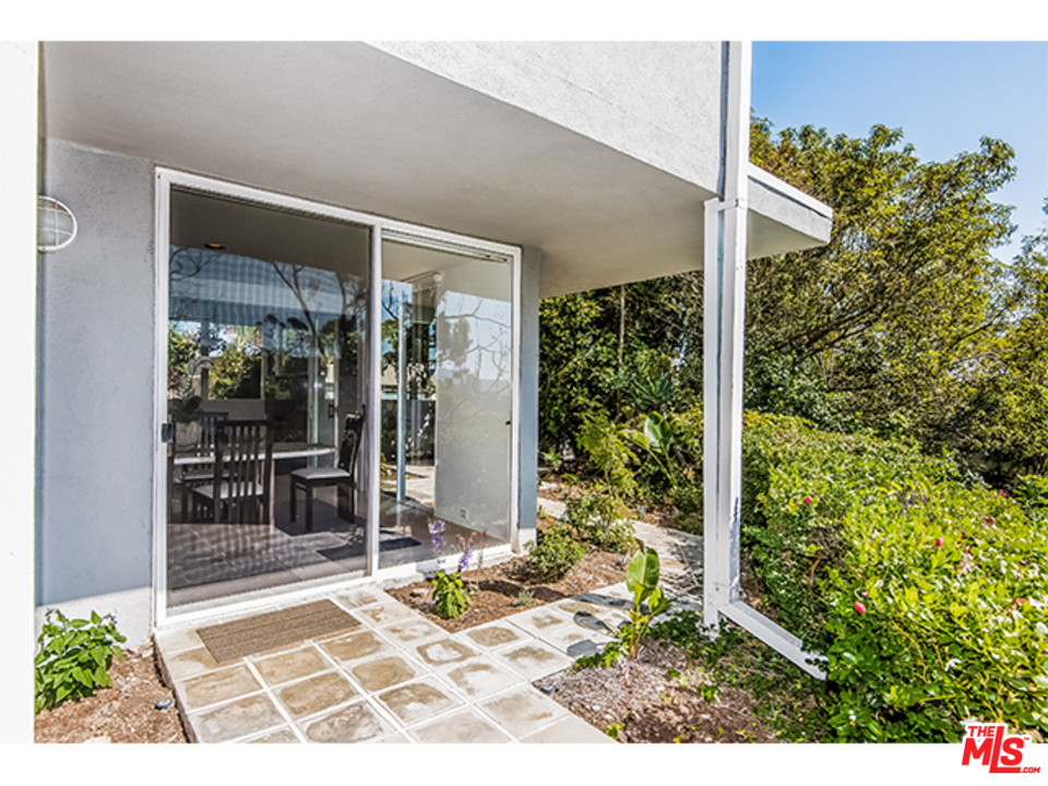 1437 North Tigertail Road Los Angeles, CA 90049 - Photo 28 of 31 a house view with a backyard