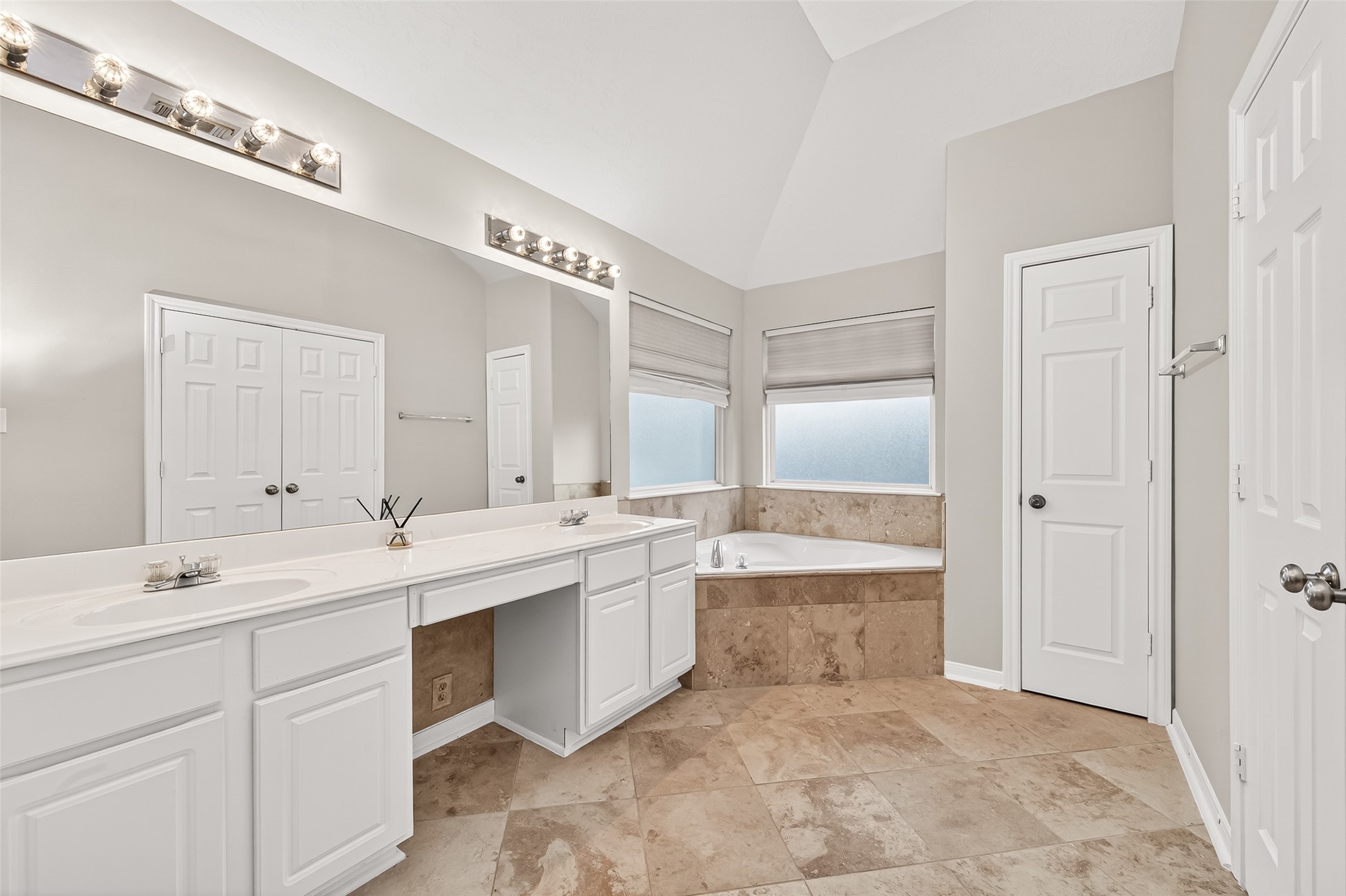 2415 Lacyberry Street Houston, TX 77080 - Photo 41 of 50 a spacious bathroom with a bathtub sink and mirror