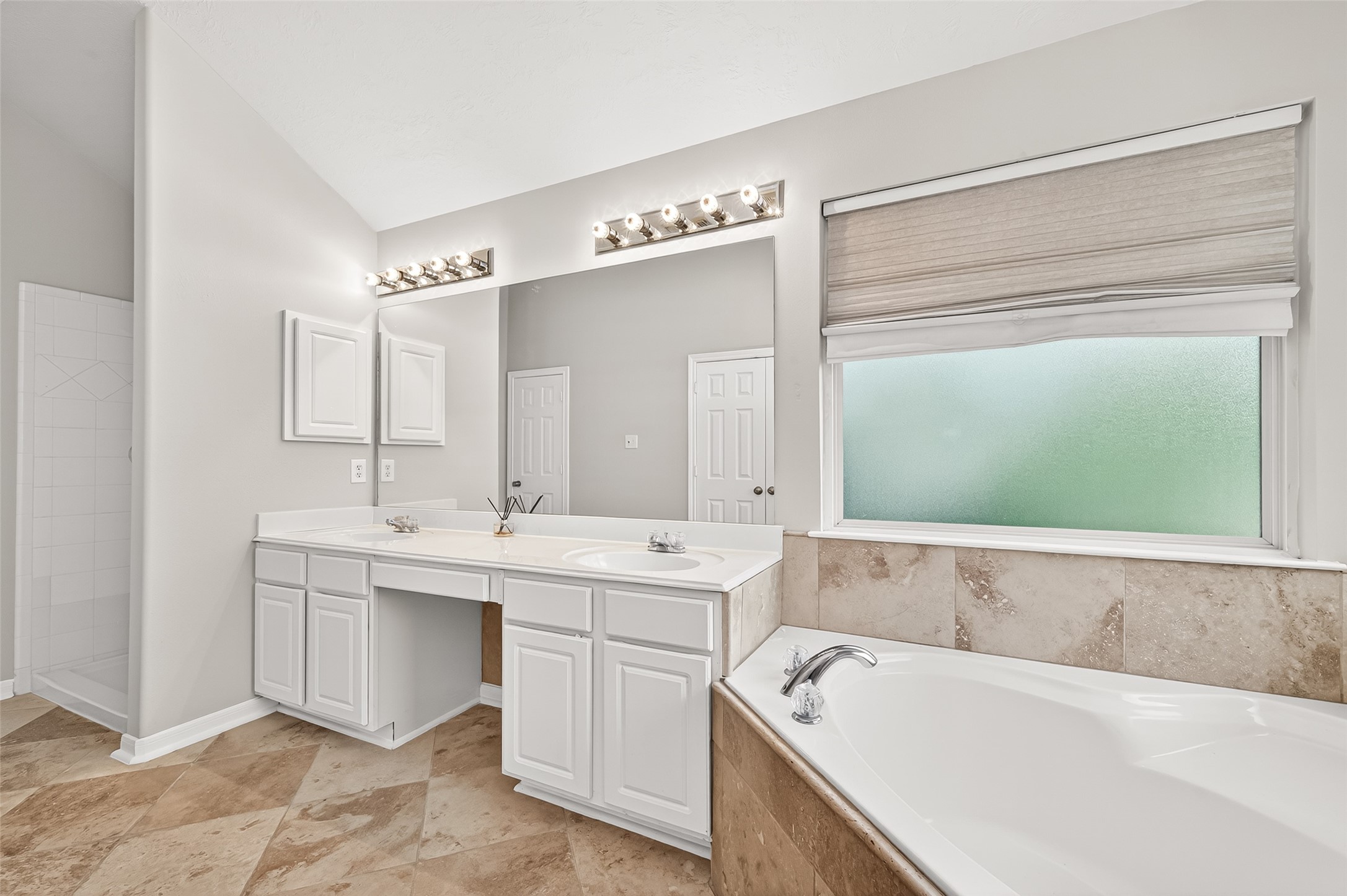 2415 Lacyberry Street Houston, TX 77080 - Photo 42 of 50 a bathroom with a tub a sink and mirror