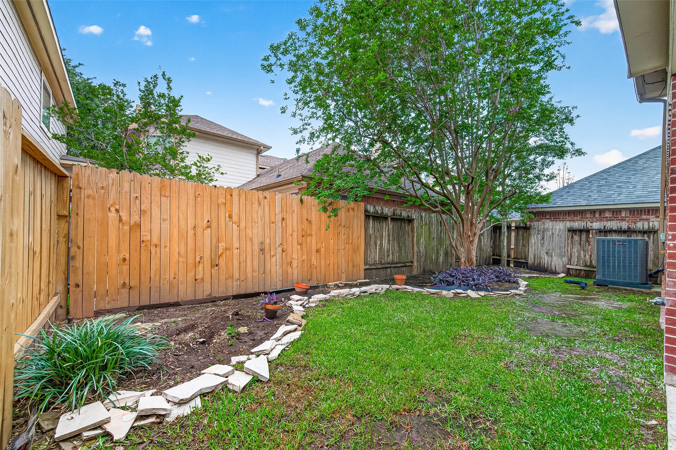 2415 Lacyberry Street Houston, TX 77080 - Photo 49 of 50 a front view of house with a garden