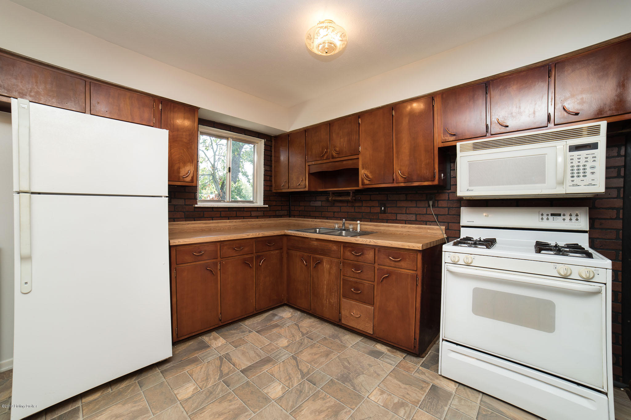 5305 Robinwood Road Louisville, KY 40218 - Photo 12 of 51 5305Robinwood011