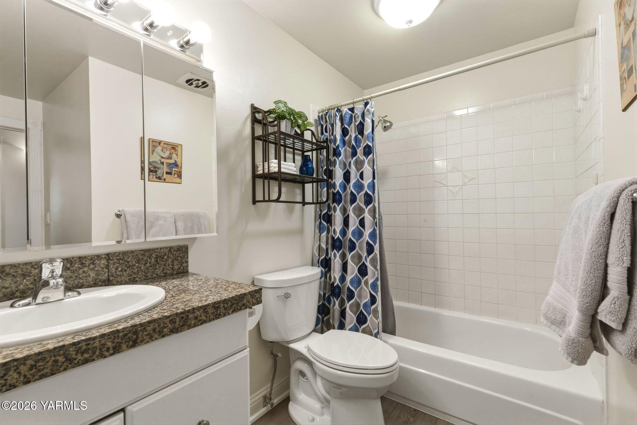 3606 Clinton Way Yakima, WA 98902 - Photo 23 of 30 Guest Bathroom
