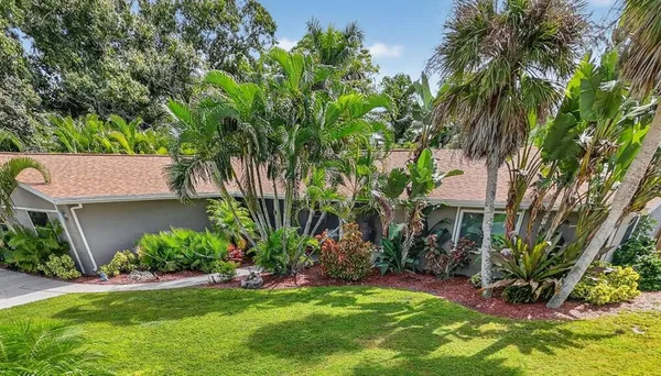 $999,900 | 1884 Southpointe Drive, Sarasota, FL 34231