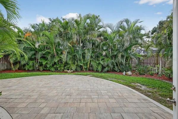 $999,900 | 1884 Southpointe Drive, Sarasota, FL 34231