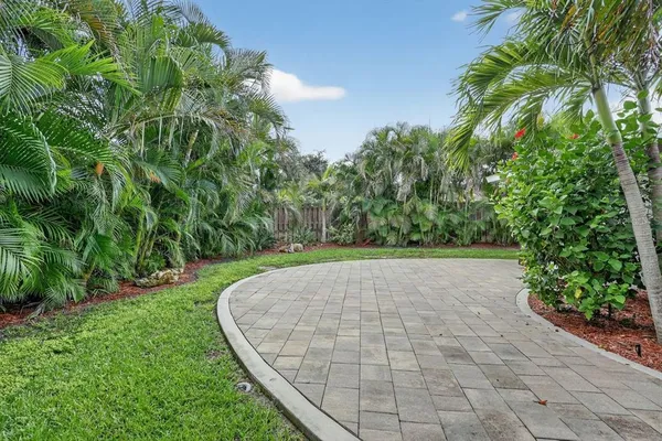 $999,900 | 1884 Southpointe Drive, Sarasota, FL 34231