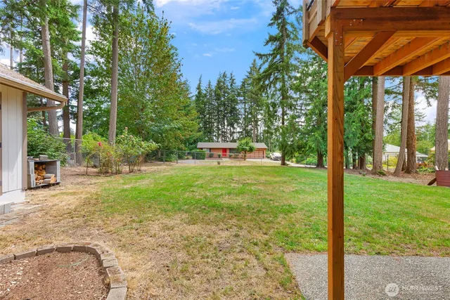 a view of a big room with closet