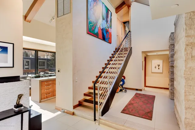 a view of an entryway with workspace