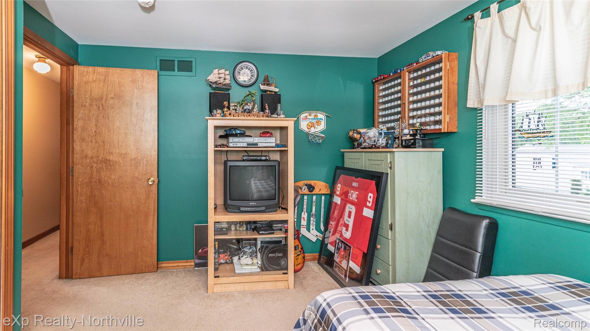 837 Meadowlake Road Canton, MI 48188 - Photo 41 of 51 040_35.jpg