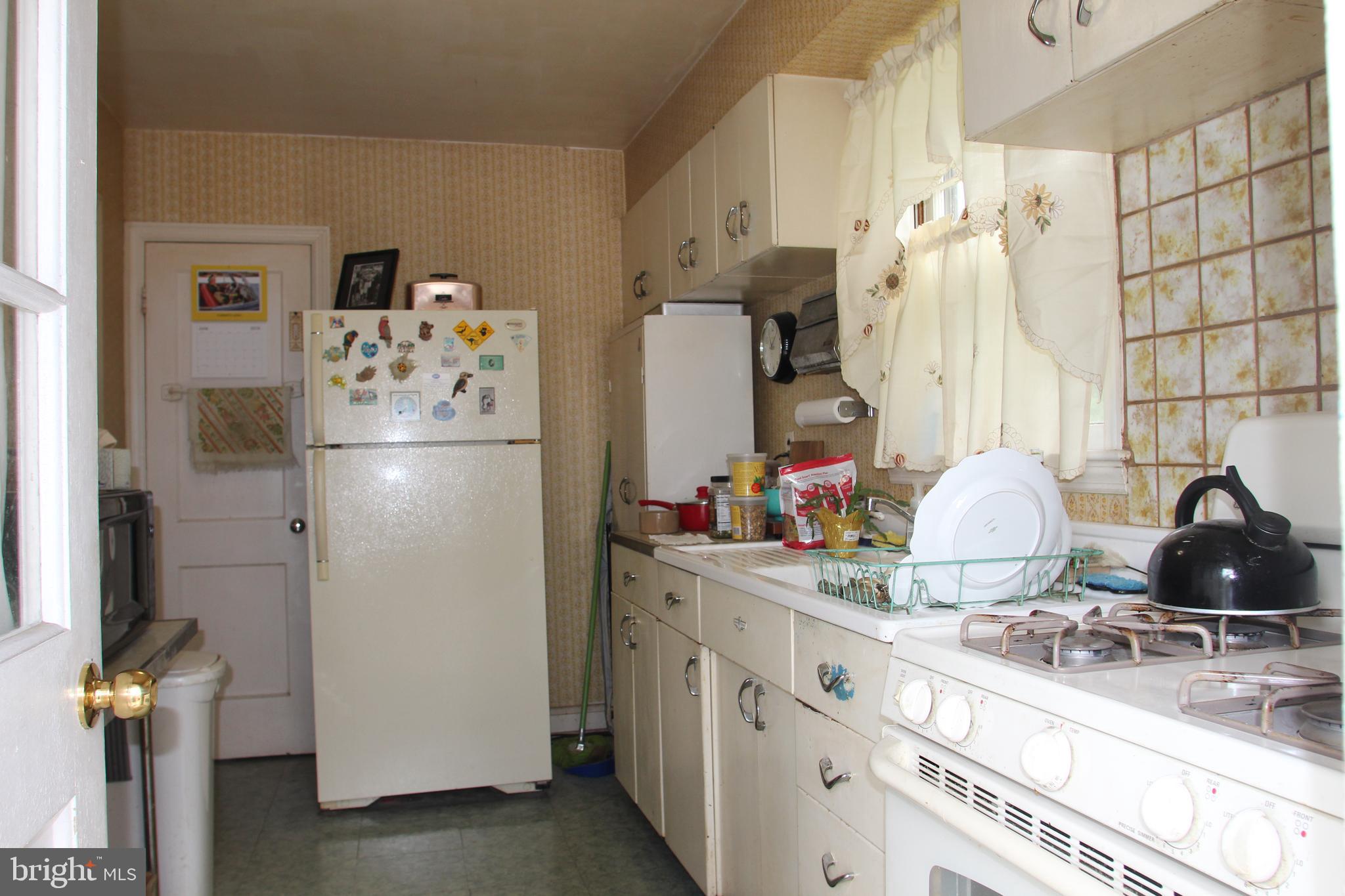 1918 Hillcrest Road Baltimore, MD 21207 - Photo 12 of 18 Kitchen with gas stove