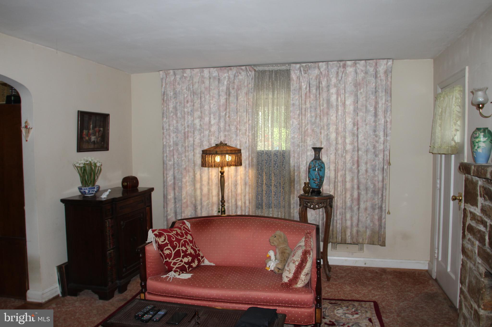 1918 Hillcrest Road Baltimore, MD 21207 - Photo 8 of 18 Entryway/Foyer
