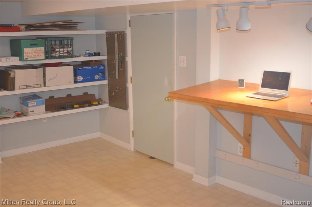 932 Hadley Road Rochester Hills, MI 48307 - Photo 21 of 25