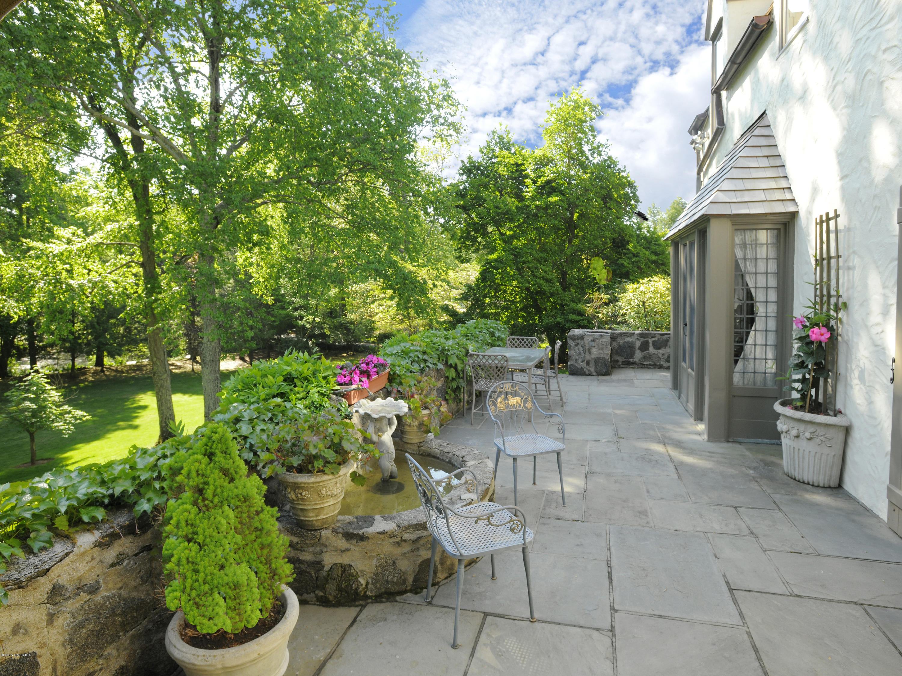 9 Frost Road Greenwich, CT 06830 - Photo 18 of 29 a view of a chairs and table in backyard