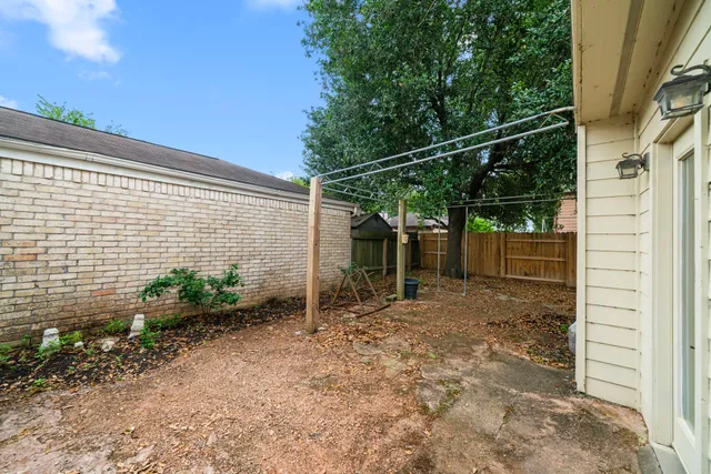 a view of a backyard