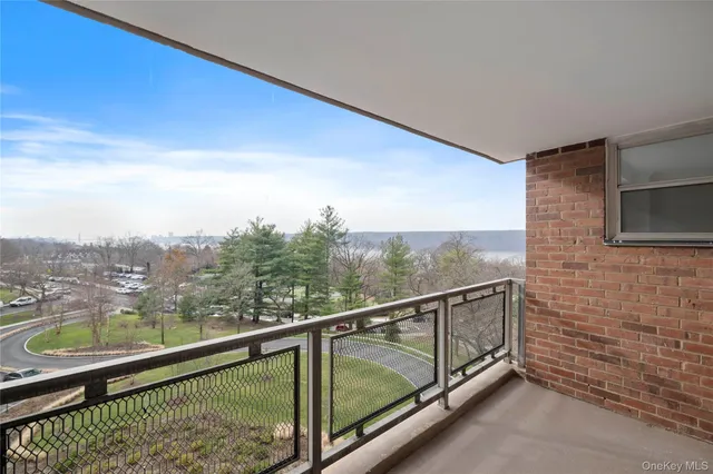 $295,000 | 5900 Arlington Avenue, Unit 6S | North Riverdale