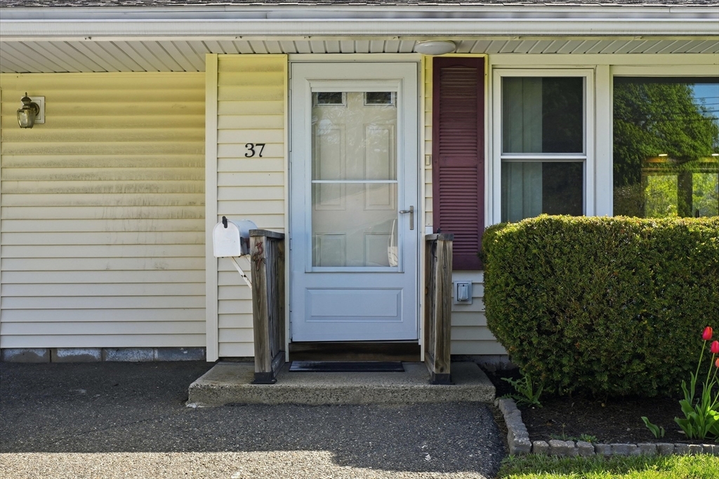 37 Princeton Street Danvers, MA 01923 - Photo 4 of 40