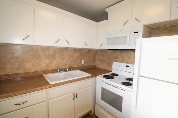 $1,300 | 3001 Bee Ridge Road, Unit 223, Sarasota, FL 34239