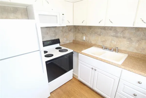 $1,200 | 3001 Bee Ridge Road, Unit 223, Sarasota, FL 34239