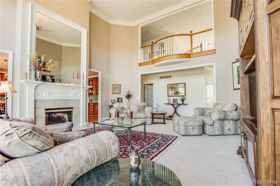 662 Springview Drive Rochester, MI 48307 - Photo 11 of 28 Family Room 2.jpg
