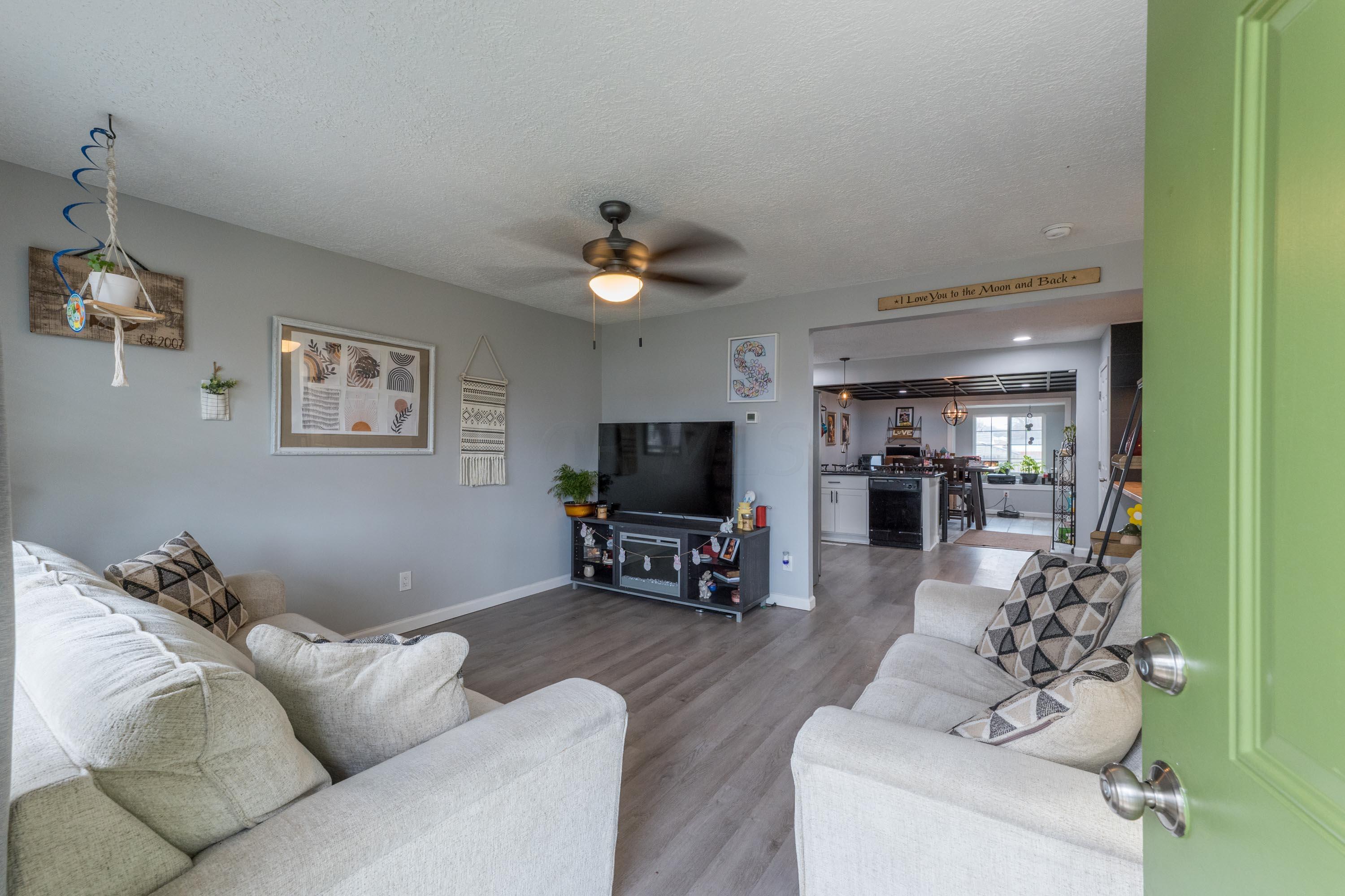 658 Glendora Road Columbus, OH 43207 - Photo 3 of 40 Living Room