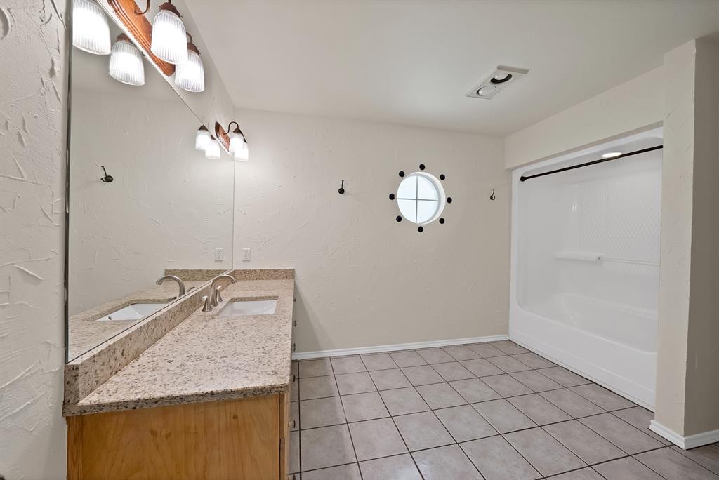 1815 Newport Road Weatherford, TX 76086 - Photo 14 of 40 Guest bathroom, very spacious