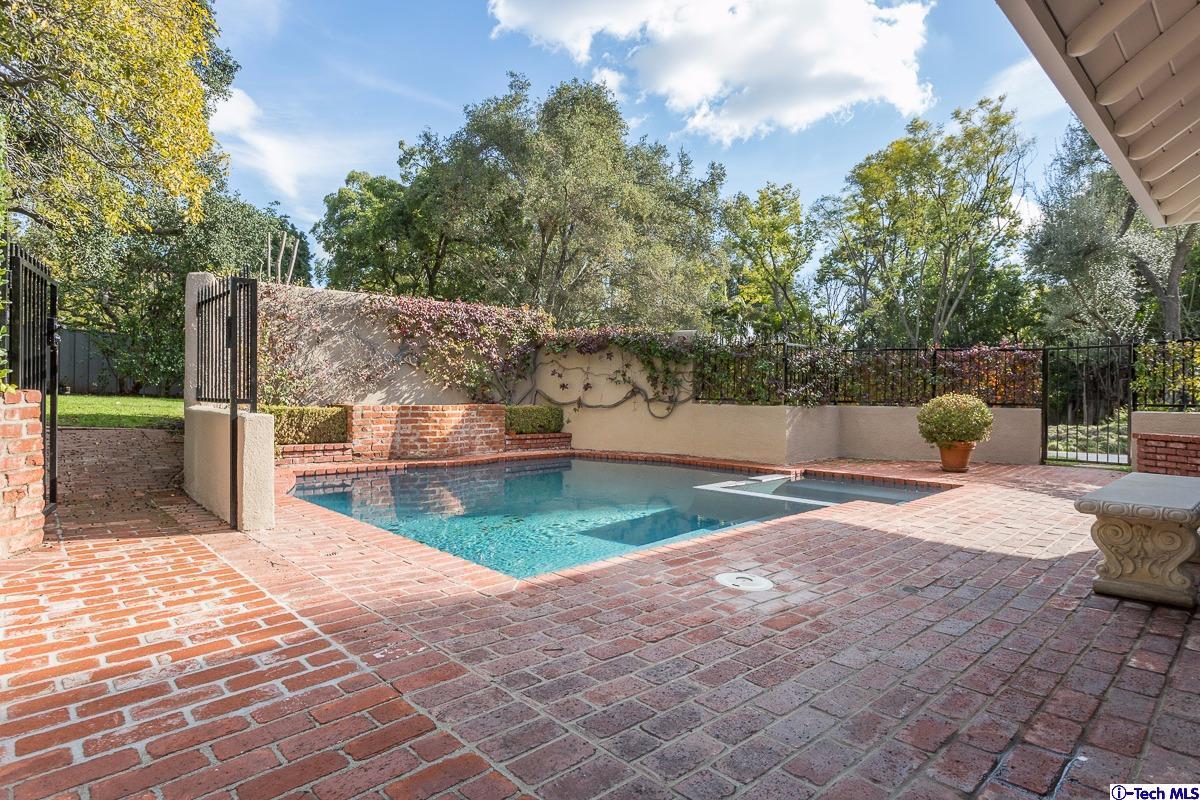 1 Oak Knoll Terrace Pasadena, CA 91106 - Photo 34 of 88 a view of a backyard with sitting area