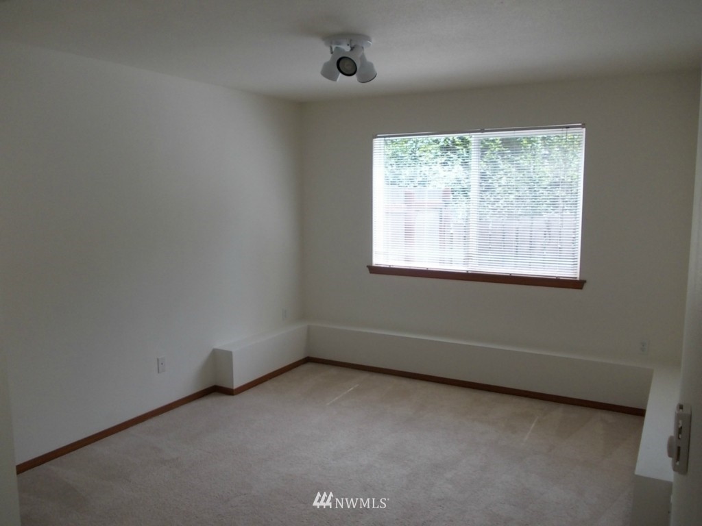 7235 Vandermark Road East Bonney Lake, WA 98391 - Photo 7 of 11 an empty room with a window