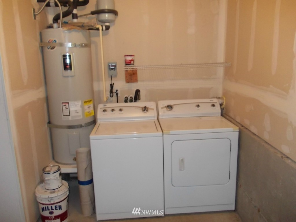 7235 Vandermark Road East Bonney Lake, WA 98391 - Photo 9 of 11 a utility room with dryer and washer