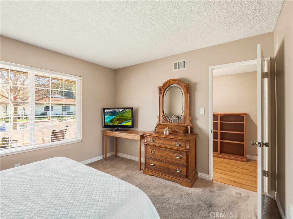 19401 Oak Crossing Road Newhall, CA 91321 - Photo 12 of 47