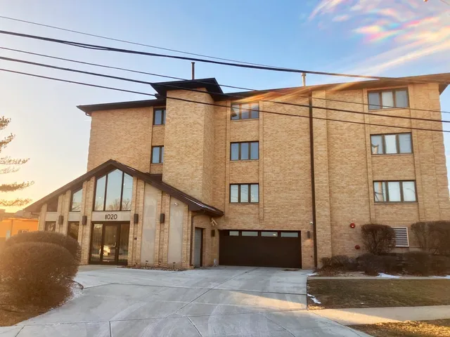 $215,000 | 11020 Keating Avenue, Unit 106, Oak Lawn, IL 60453