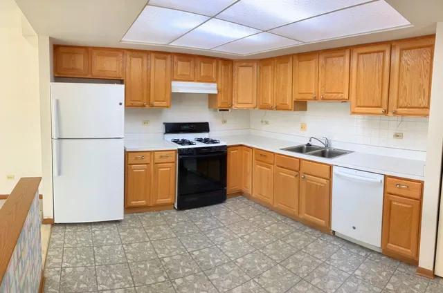 $215,000 | 11020 Keating Avenue, Unit 106, Oak Lawn, IL 60453