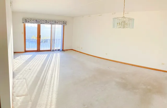 $215,000 | 11020 Keating Avenue, Unit 106, Oak Lawn, IL 60453