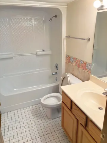 $215,000 | 11020 Keating Avenue, Unit 106, Oak Lawn, IL 60453