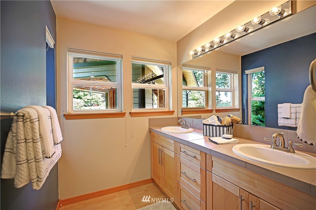 5270 East Harbor Road Freeland, WA 98249 - Photo 16 of 35
