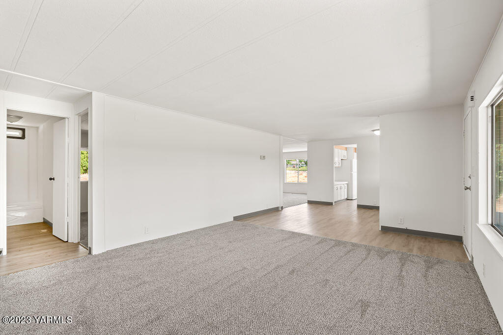 70 Albro Road Sunnyside, WA 98944 - Photo 12 of 33 an empty room with windows and entrance