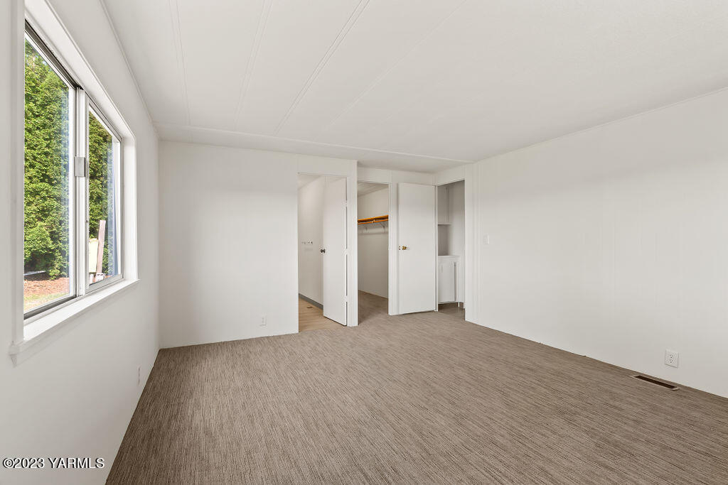 70 Albro Road Sunnyside, WA 98944 - Photo 15 of 33 a view of an empty room with wooden floor and a window
