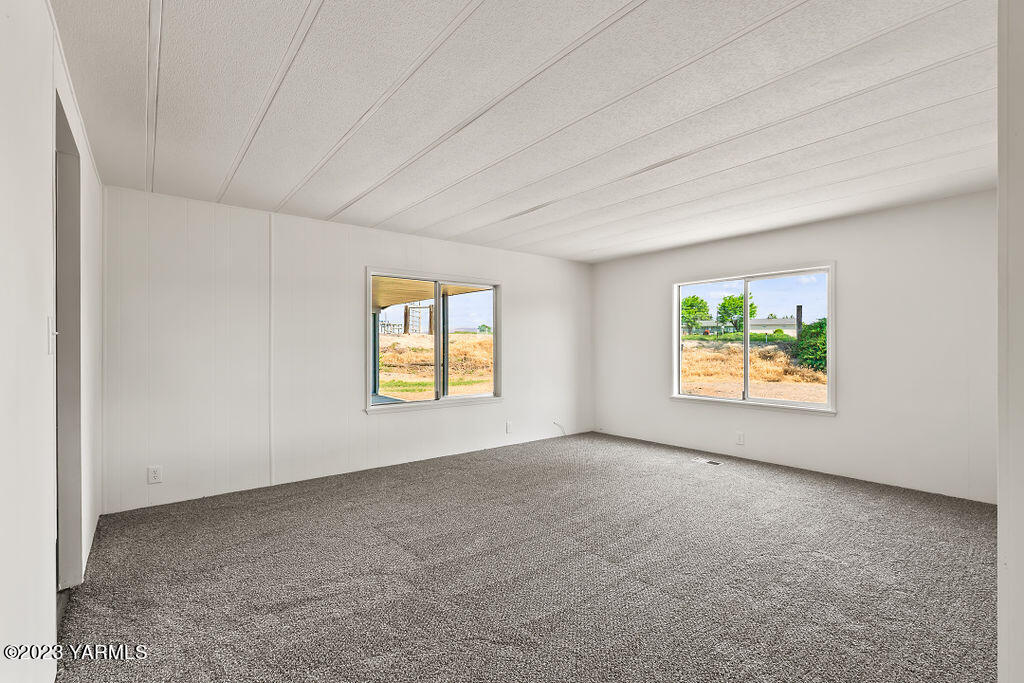 70 Albro Road Sunnyside, WA 98944 - Photo 16 of 33 an empty room with windows