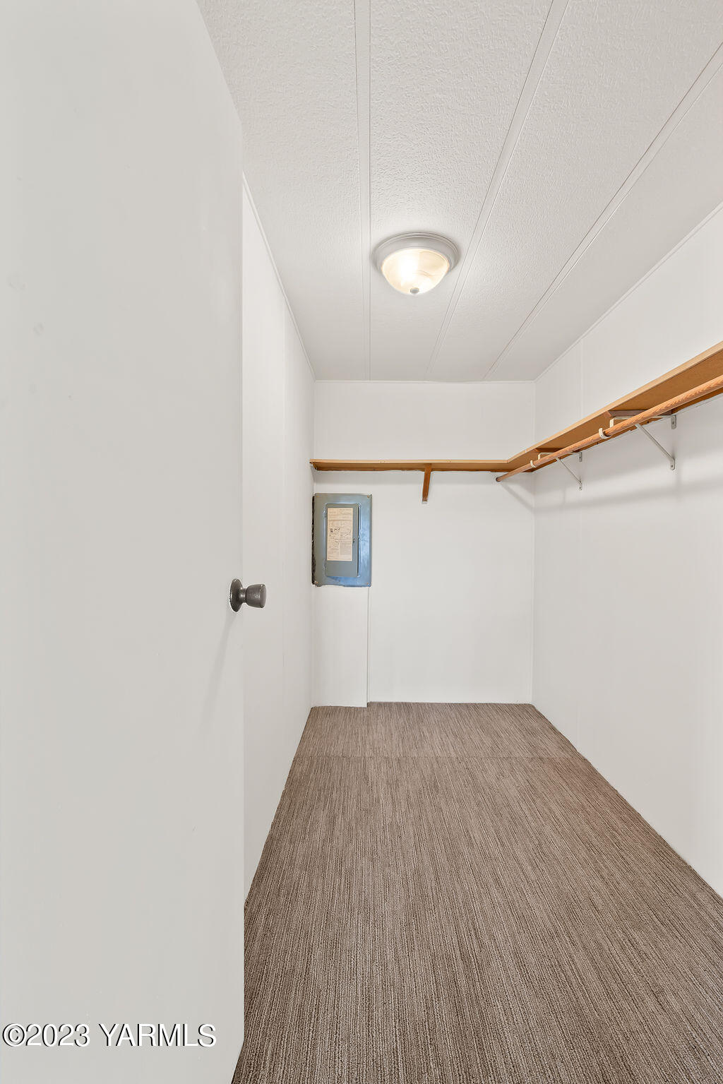 70 Albro Road Sunnyside, WA 98944 - Photo 17 of 33 an empty room with wooden floor and windows