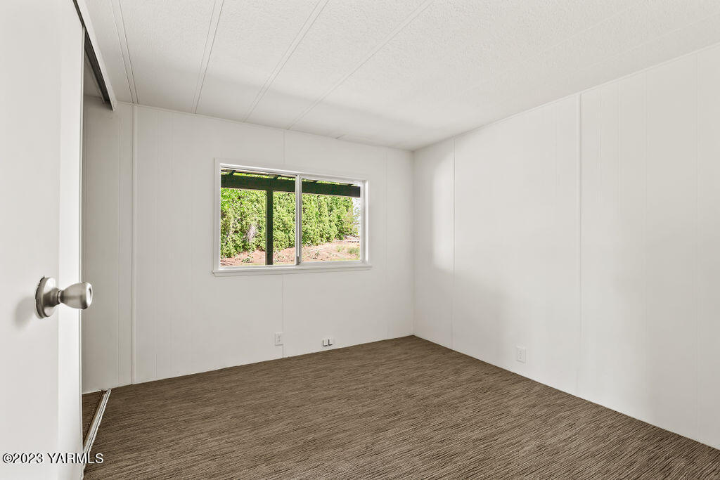 70 Albro Road Sunnyside, WA 98944 - Photo 18 of 33 an empty room with a window