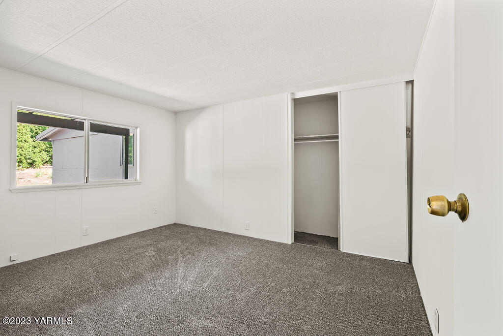 70 Albro Road Sunnyside, WA 98944 - Photo 19 of 33 a view of an empty room
