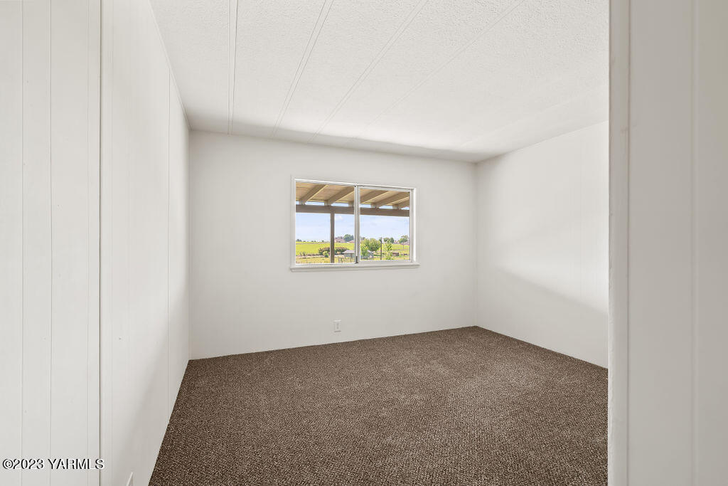 70 Albro Road Sunnyside, WA 98944 - Photo 20 of 33 an empty room with windows