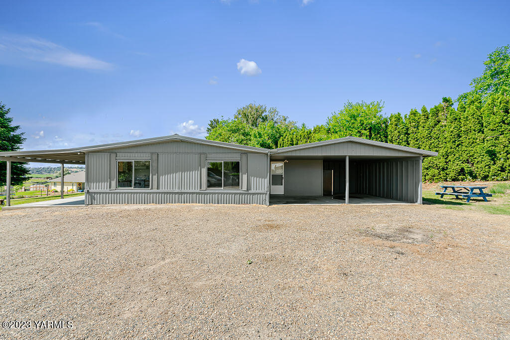 70 Albro Road Sunnyside, WA 98944 - Photo 23 of 33 front view of a house with a yard and a garage