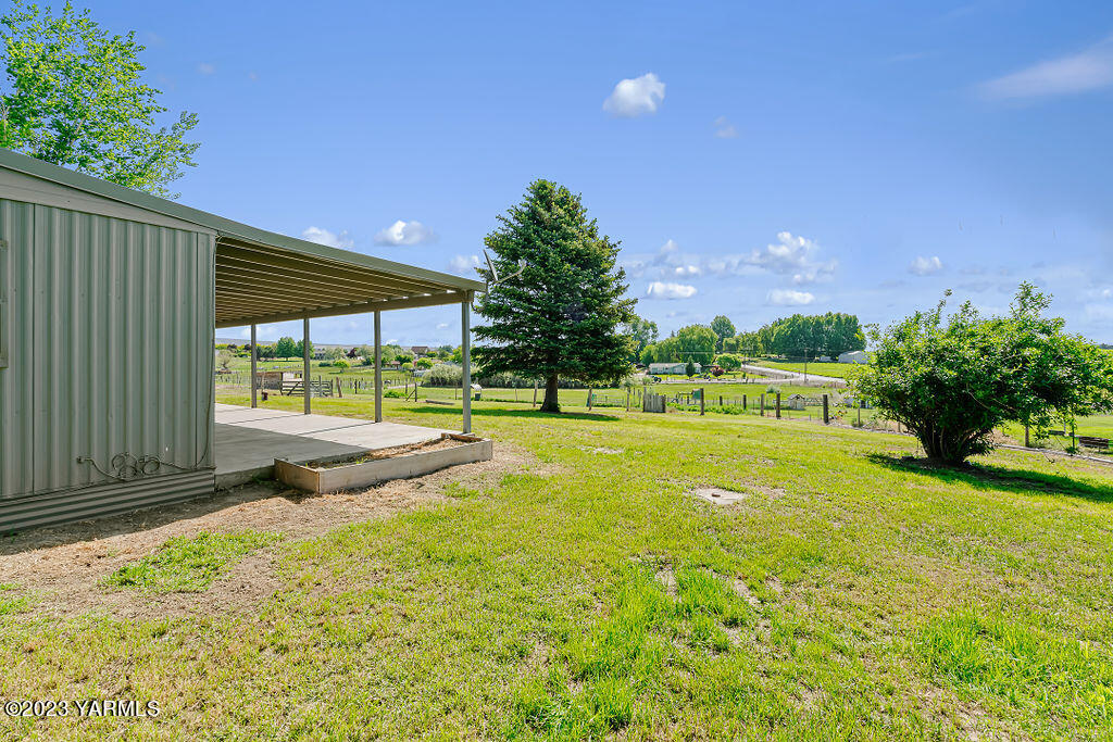 70 Albro Road Sunnyside, WA 98944 - Photo 25 of 33 a swimming pool with outdoor seating and yard
