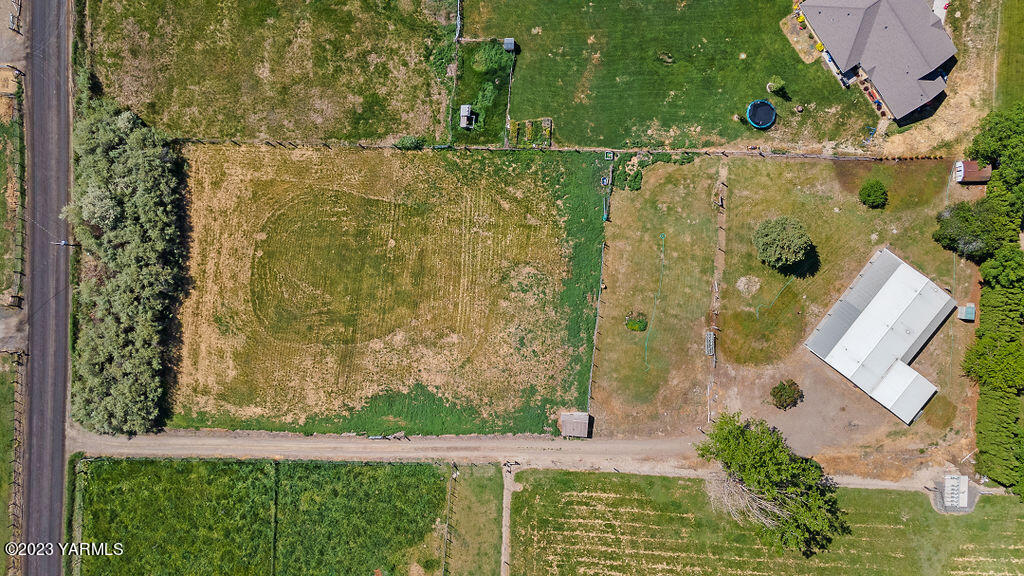 70 Albro Road Sunnyside, WA 98944 - Photo 26 of 33 an aerial view of a house with a yard