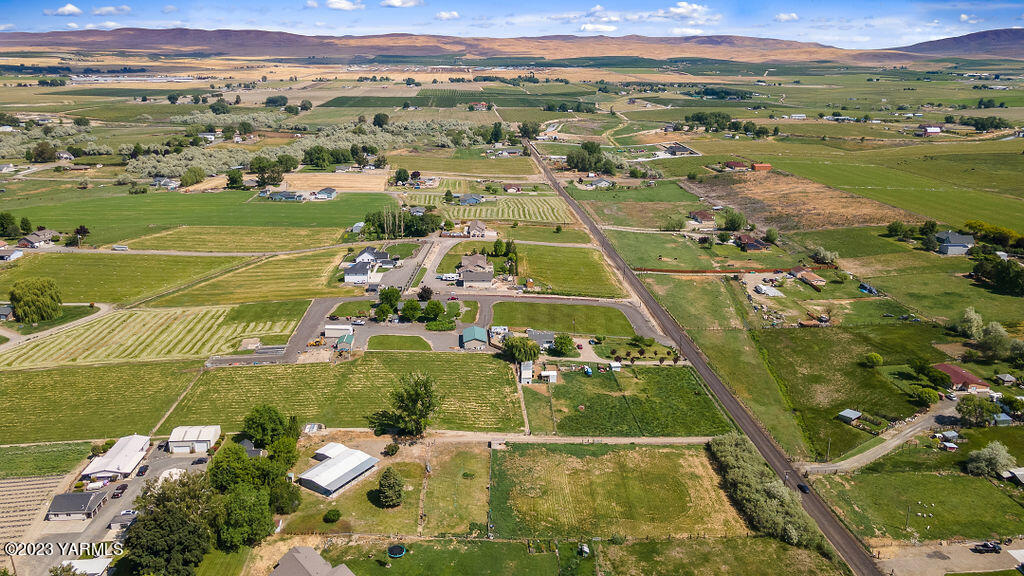 70 Albro Road Sunnyside, WA 98944 - Photo 31 of 33 an aerial view of residential houses with outdoor space
