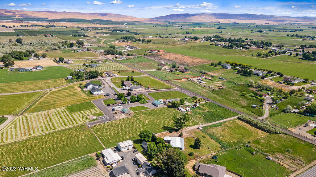 70 Albro Road Sunnyside, WA 98944 - Photo 32 of 33 a view of a city with an ocean