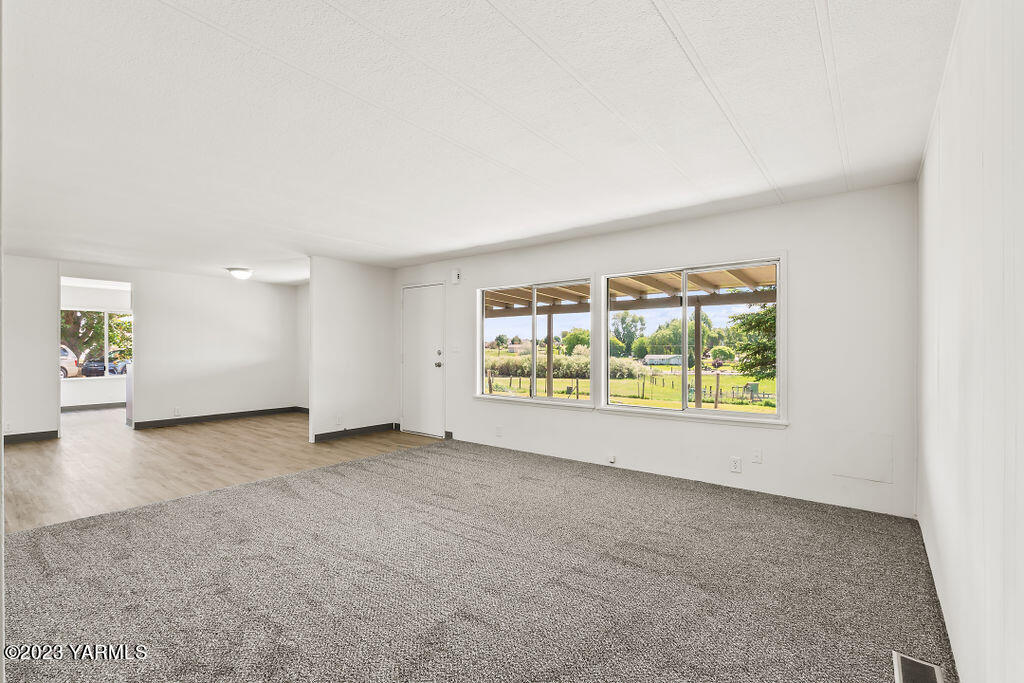 70 Albro Road Sunnyside, WA 98944 - Photo 4 of 33 an empty room with windows
