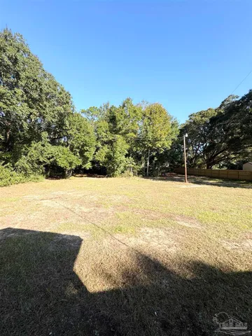 a view of a yard with a house